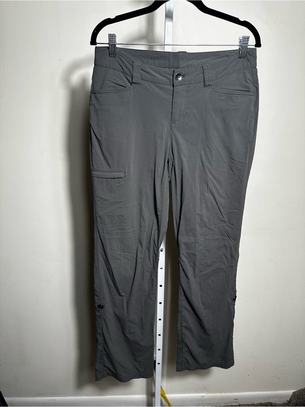 P322. Eddie Bauer Women's Gray Cargo Pants size 4